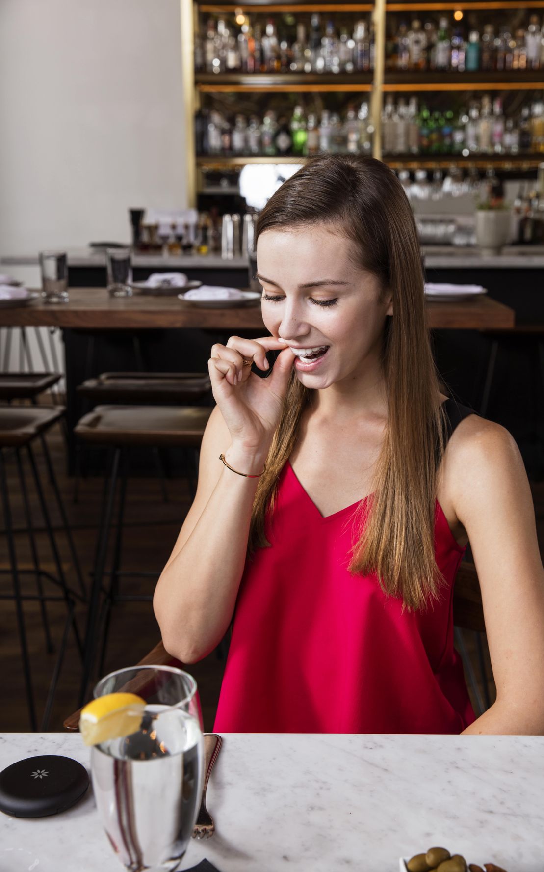 Frau mit unsichtbarer Invisalign Zahnspange