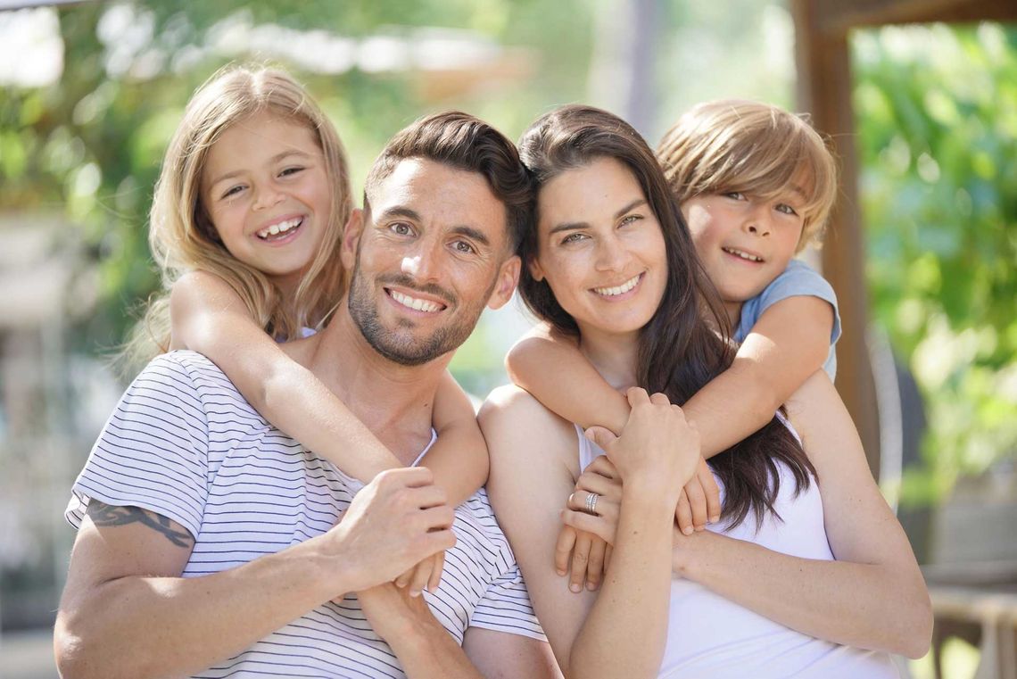 Lachende Familie