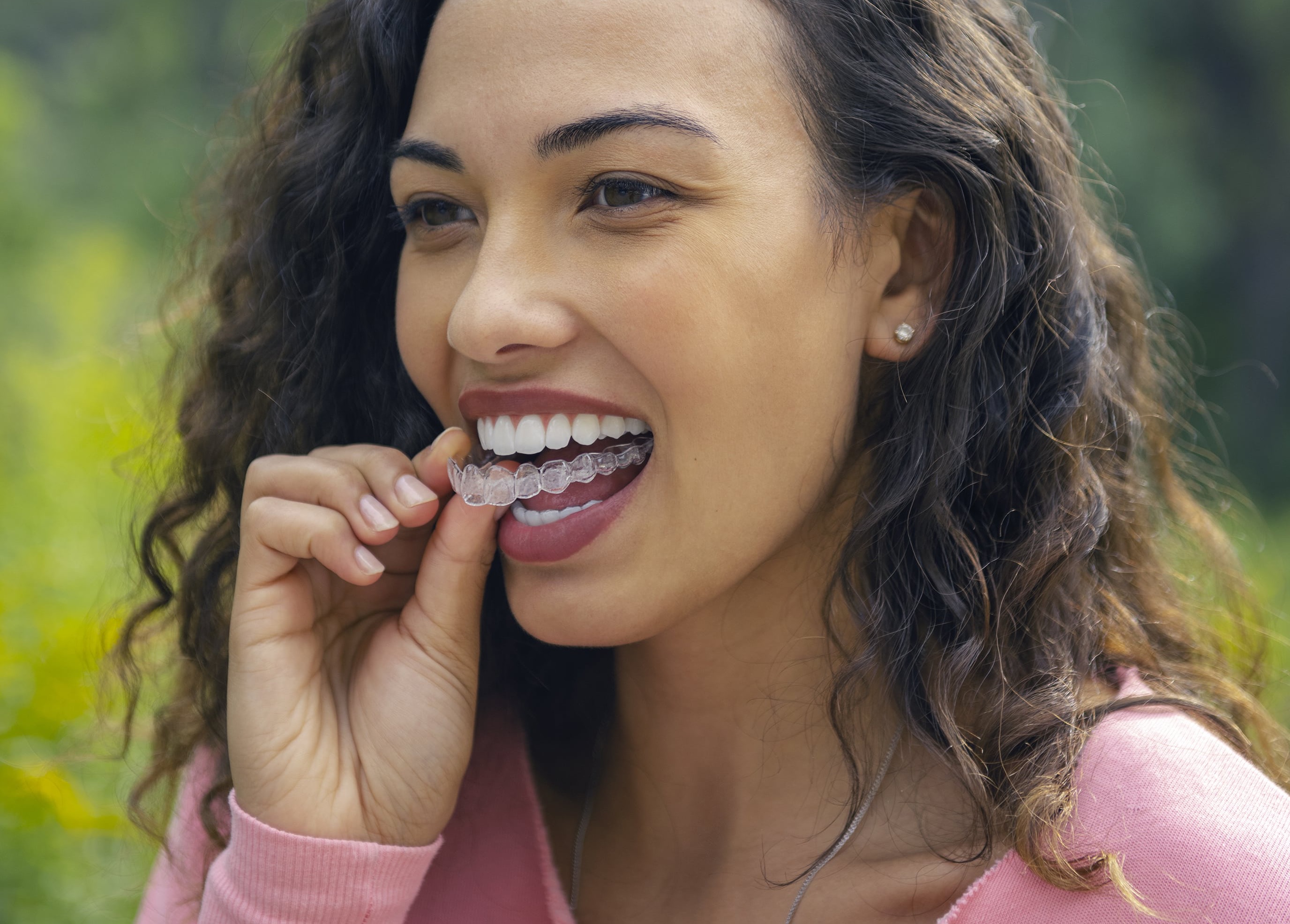 Frau mit Invisalign Zahnspange