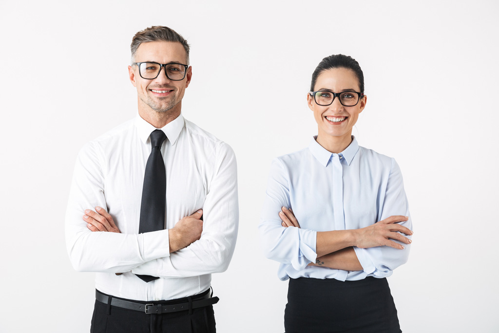 Business-Mann und Business-Frau mit unsichtbarer Zahnspange